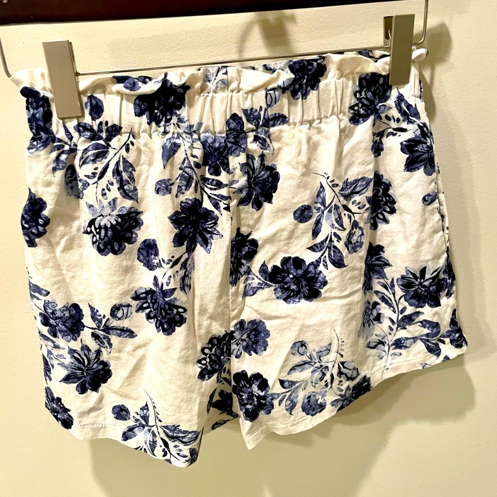 Flowered high waisted shorts